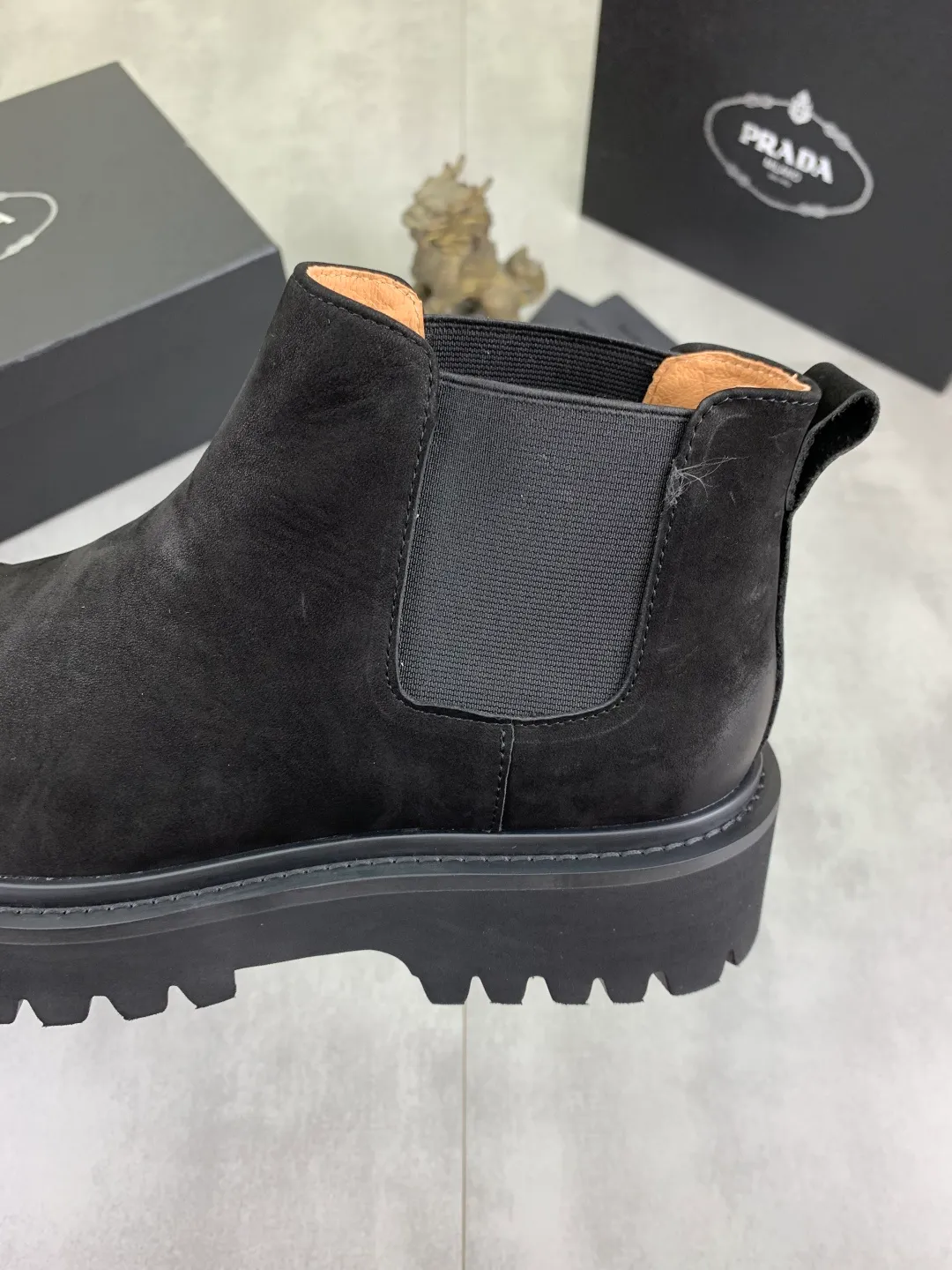 Men's shoes 💰P560 💰[New style]🔥🆕Hot model [PRADA]Prada🔝High-top Chelsea Martin boots are a high-end brand of men's shoes. The uppers are made of top-layer calfskin imported from Italy➕top-layer pigskin lining for the feet🔥, making walking more convenient and comfortable! Exclusive new style, stunning work [color]! Create a fashionable personality to set off your uniqueness! Create a fashionable personality to set off your uniqueness! A must-have for trendy men! Classic🔥super wear-resistant rubber outsole, size: 38-44 (45 can be customized) black or brown🉑️choose